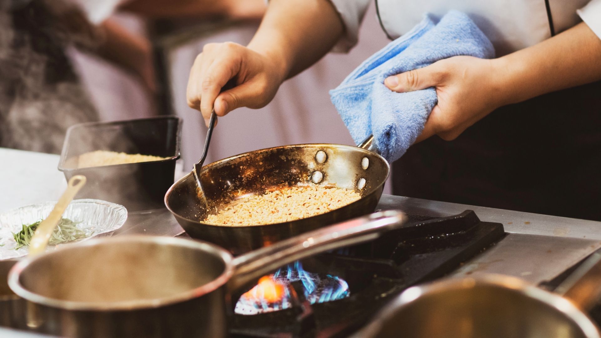 Kochen mit Gas in Restaurantküche
